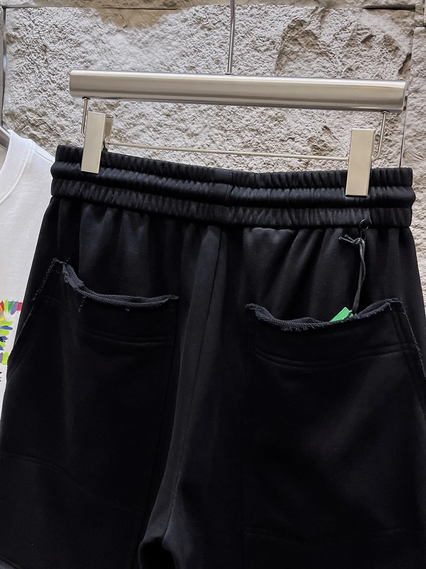Balenciaga's three-standard complete 2026 summer New Arrival men's casual shorts, advanced custom-made Breathable fabric, Breathable fabric, extremely stretchy and comfortable, impeccable details, top-grade accessories, original logo design concept, delicate and soft feel! The upper body fit is awesome! Size: M-XXXL Please state your height and weight when ordering